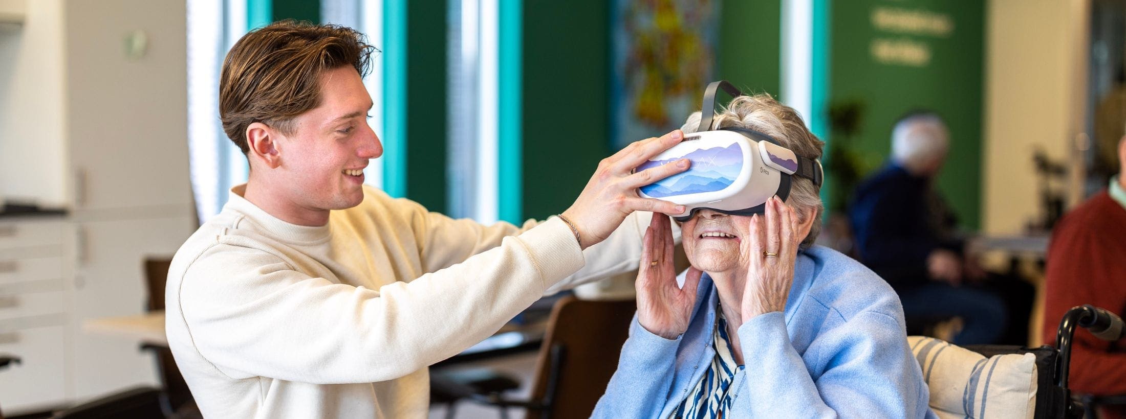Student helpt een cliënt met het opzetten van een VR bril.